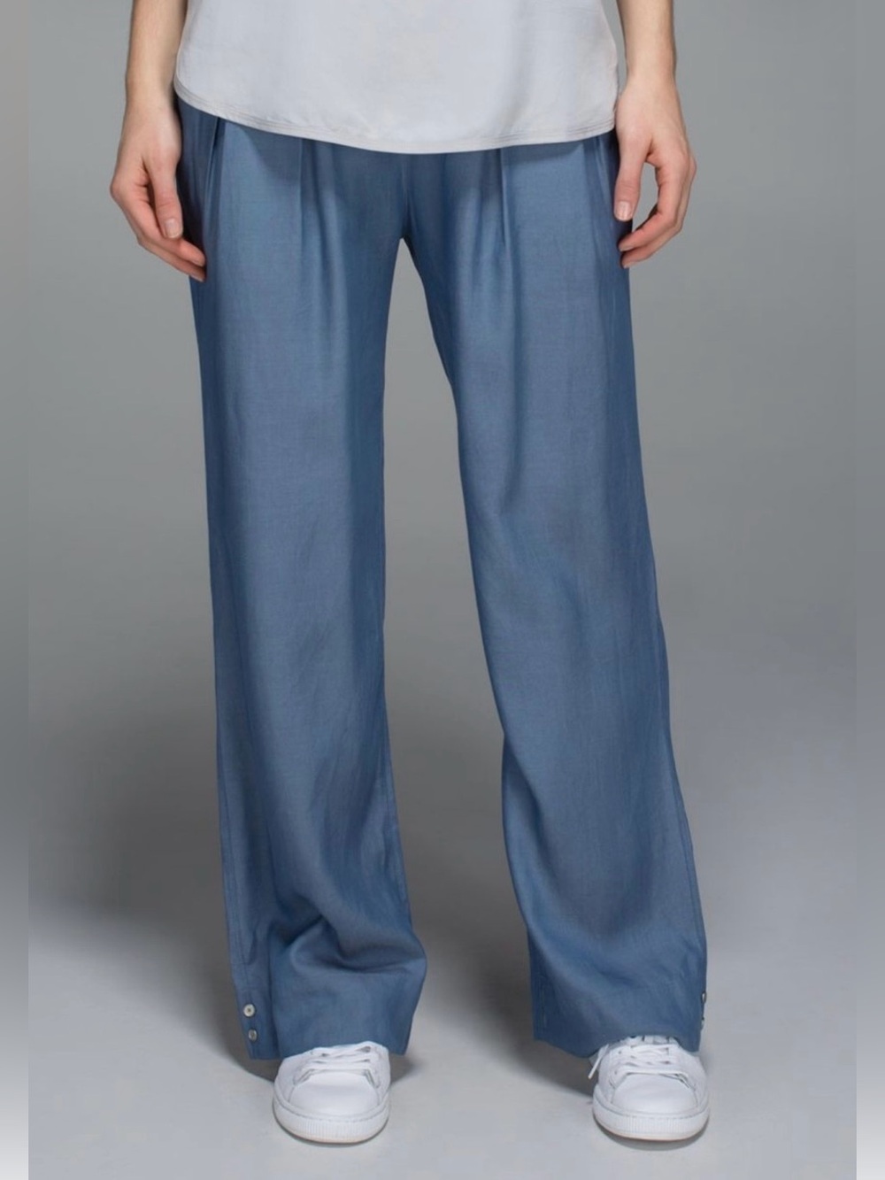 Lululemon Eazy Breezy Wide Leg Pant in Blue Denim, Size 6 GUC